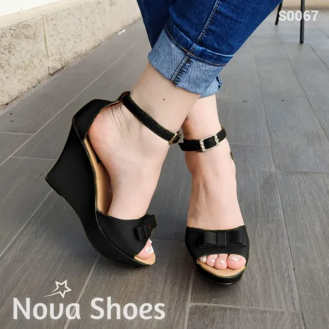 Zapatos tipo plataforma, hechos de cuerina, decorados con un chongo
